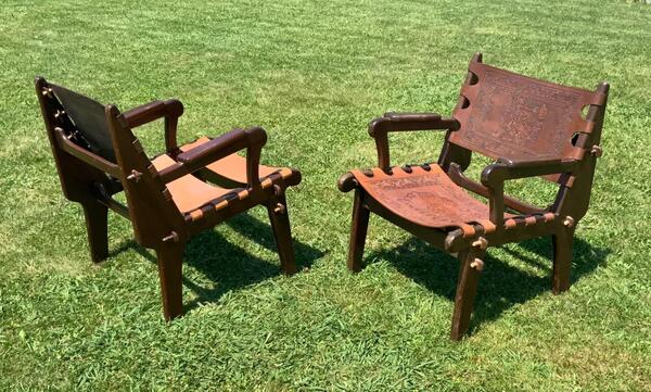 Angel Pazmino . Paire de fauteuils merisier et cuir pour « Meubles de Estilo » circa 1960