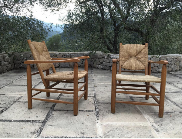 Charlotte Perriand ( 1903 - 1999 ) . Paire de fauteuils dit « paillés » circa 1950 