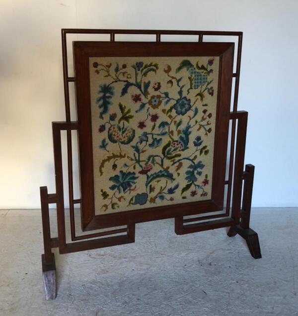 Écran de cheminée Art Deco en acajou et tapisserie. France circa 1930 