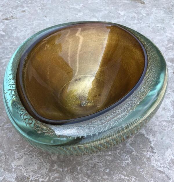 Flávio Poli . Importante coupe en verre bullé et inclusions d’or fin . Murano Circa 1960