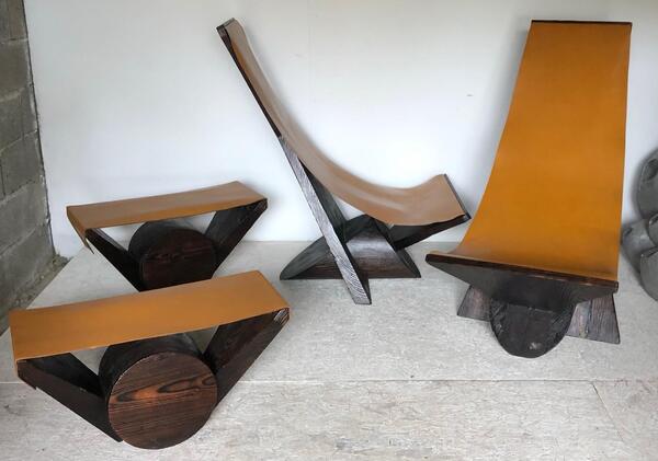 Grande paire de fauteuils et ottomans en pin d’Oregon et cuir . Pièce unique . Modèle déposé . 