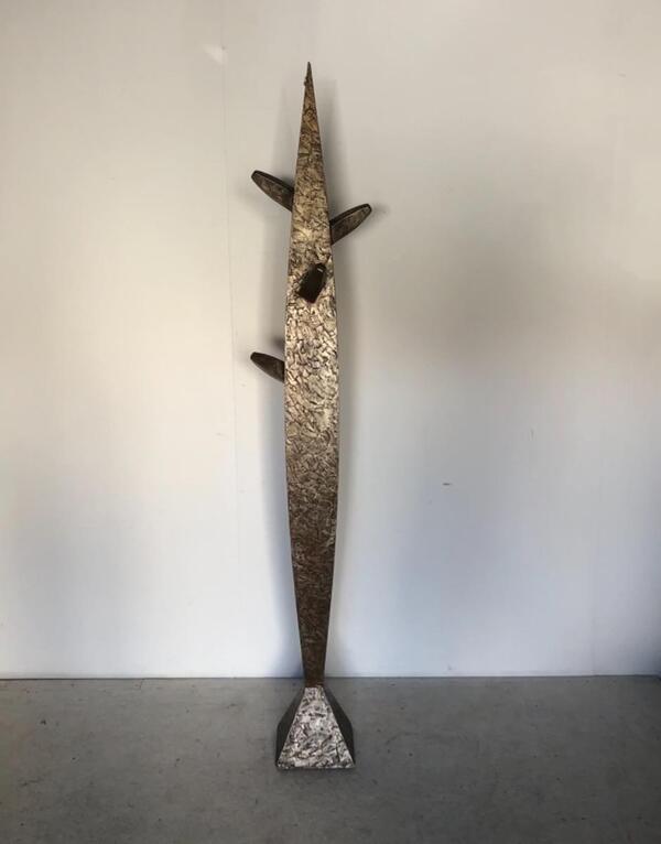 Grande sculpture totem en bois enduit . Signée et datée 