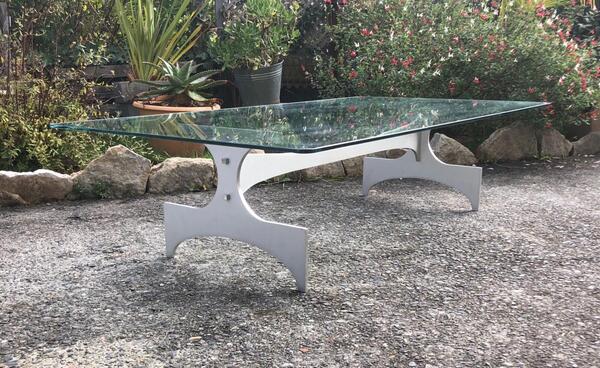 Grande table basse piétement en aluminium brossé . Design circa 1970 
