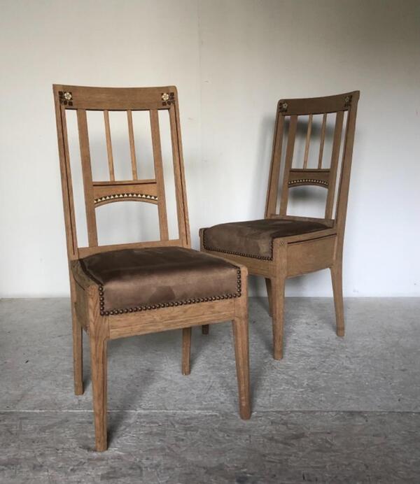 Paire de chaises Arts and crafts en chêne arraché . Circa 1910 . 