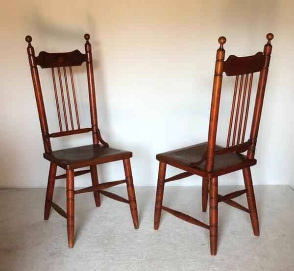 Paire de chaises autrichiennes vers 1900 . Dossier pyrogravé . jugendstil 