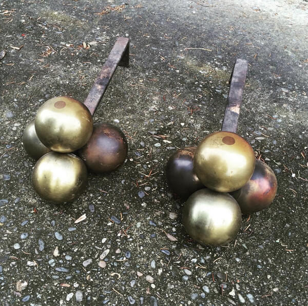 Paire de chenets modernistes . Attribuée a Jacques Adnet . Circa 1940 