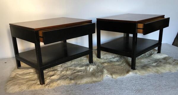 Paire de chevets en bois laque noir et palissandre. France vers 1970 