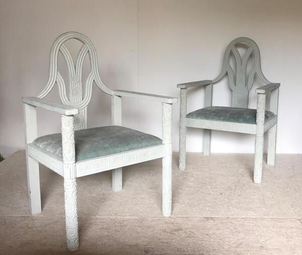 Paire de fauteuils de style Art Deco en bois sculpté . 