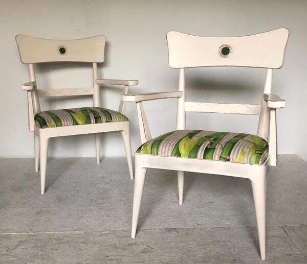 Paire de fauteuils en bois laqué . Circa 1960 