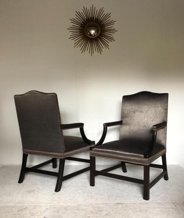 Paire de larges fauteuils anglais. Modèle «  Gainsborough «  . 