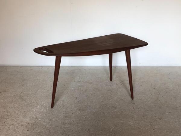 Pierre Cruège ( 1913 - 2003 ) . Table modele N° 44 . Acajou massif . 