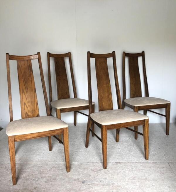 Suite de 4 chaises américaines de style Arts and Crafts. Circa 1960  