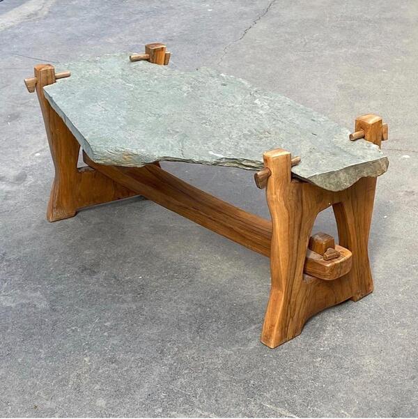 Table basse brutaliste en bois et pierre naturelle . Circa 1960 